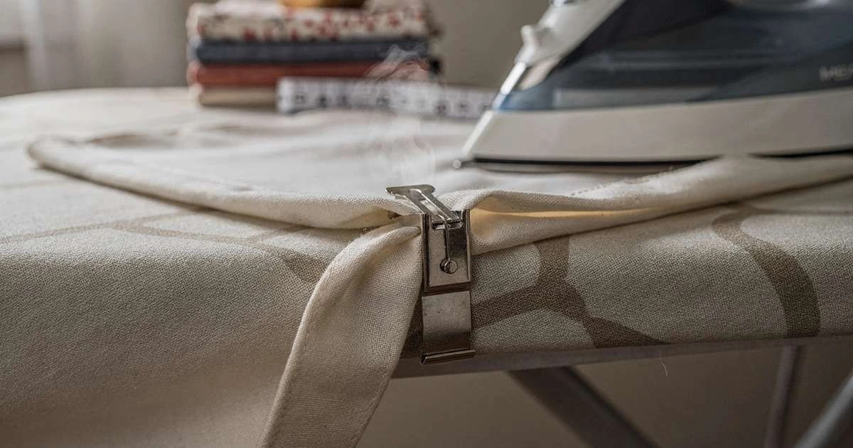 El secreto del pelo: Cómo un simple clip transforma tus sesgos de costura