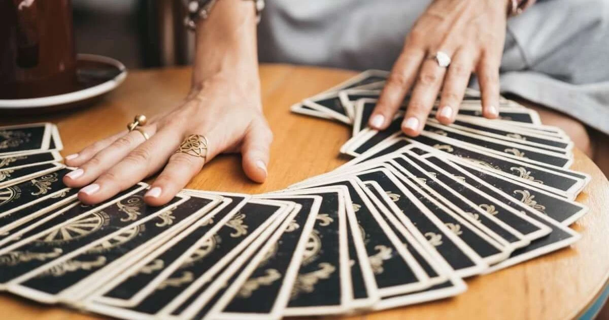 Tarot del Día: La Sorpresa Emocional para los 12 Signos - 17/02/2026