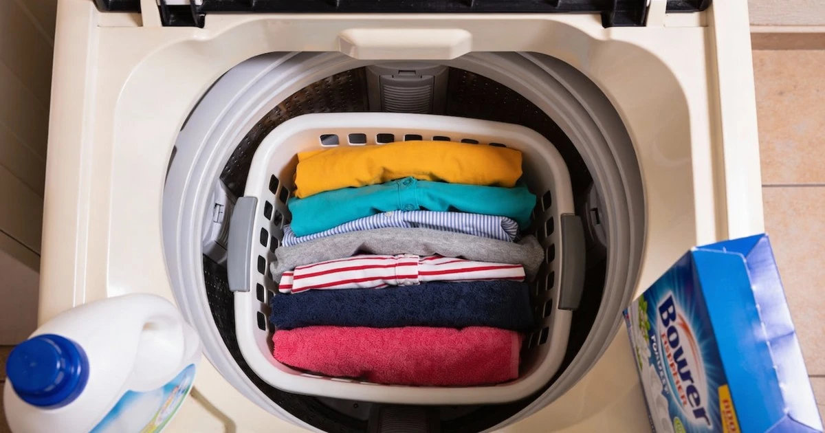 El eterno debate: ¿polvo o líquido? Descubre cuál salva tus colores y cuida tu lavadora