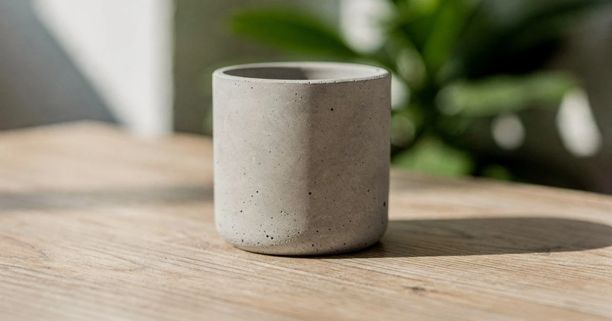 Deja el pote de helado viejo en casa: crea un jarrón industrial de revista con cemento