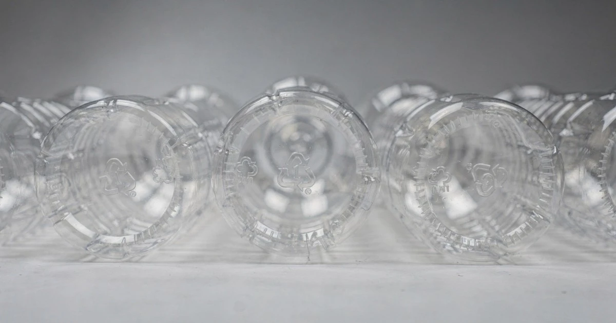 Los números secretos en el fondo de las botellas de plástico: ¿puedes reutilizarlas o no?