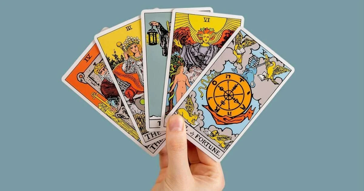 Tarot del día: las predicciones para los 12 signos el 08/02/2026