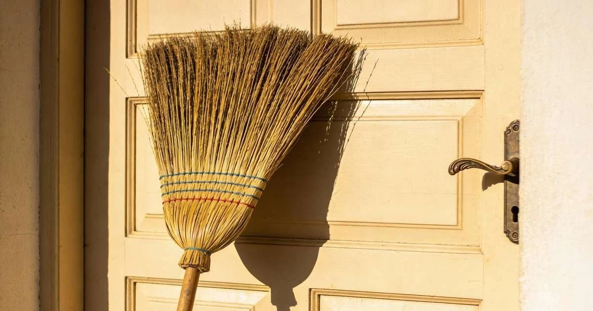 La potente simpatía de la escoba invertida para proteger tu hogar del mal