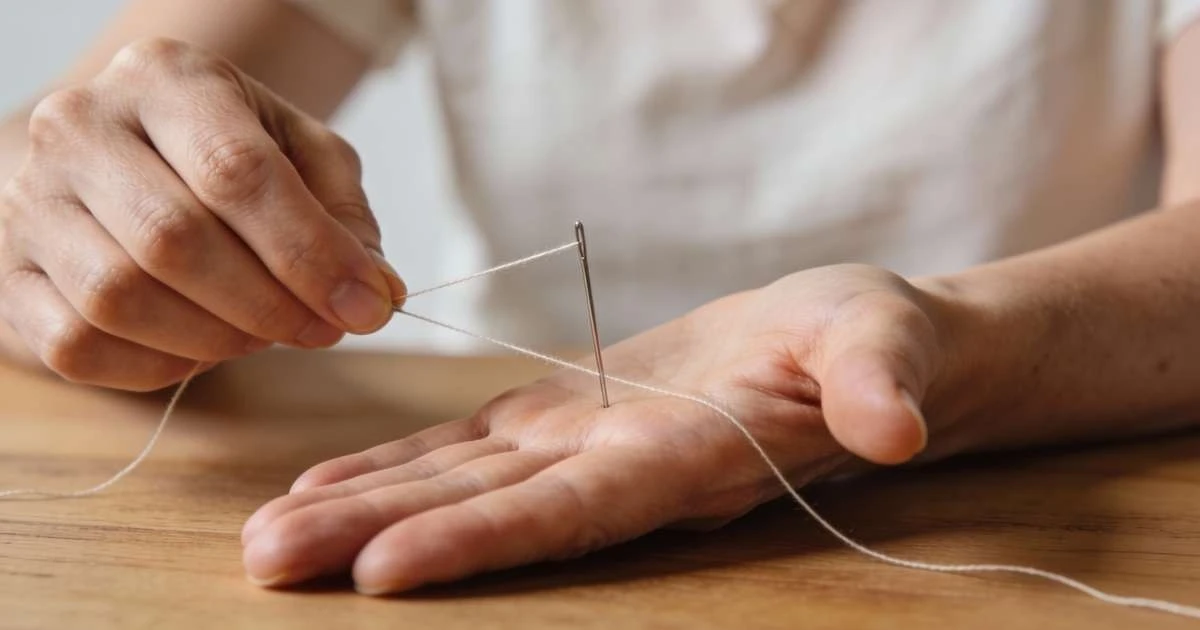 El truco de fricción en la palma de tu mano para ensartar agujas en un segundo