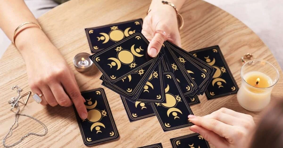 El tarot revela tus cartas: 12 predicciones para cada signo este 15 de febrero de 2026