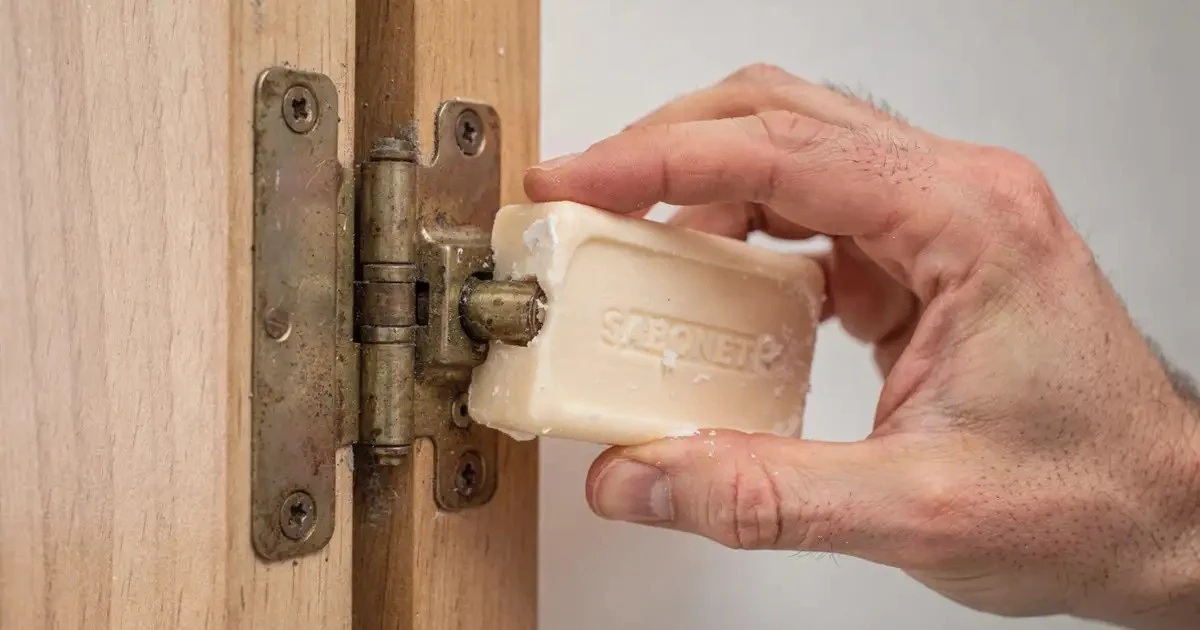 Adiós a los chirridos: 4 trucos caseros que silencian puertas y cajones al instante