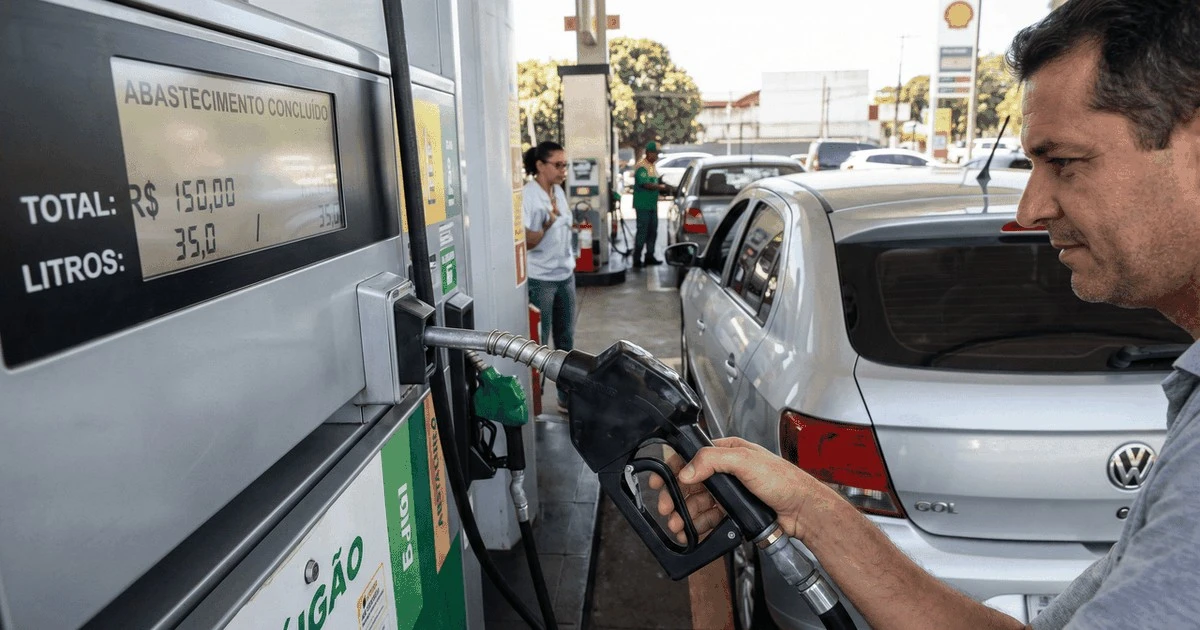 Por qué llenar el tanque del coche solo hasta el corte automático de la bomba evita la evaporación del combustible y el gasto extra