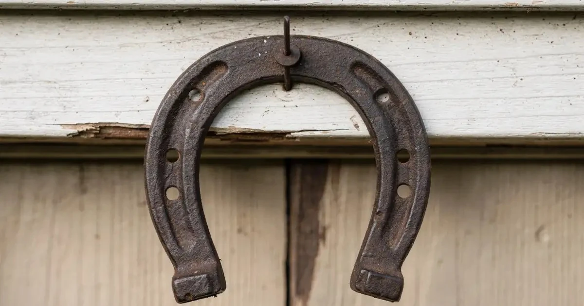 El truco de la herradura escondida que atrae la suerte a toda la casa