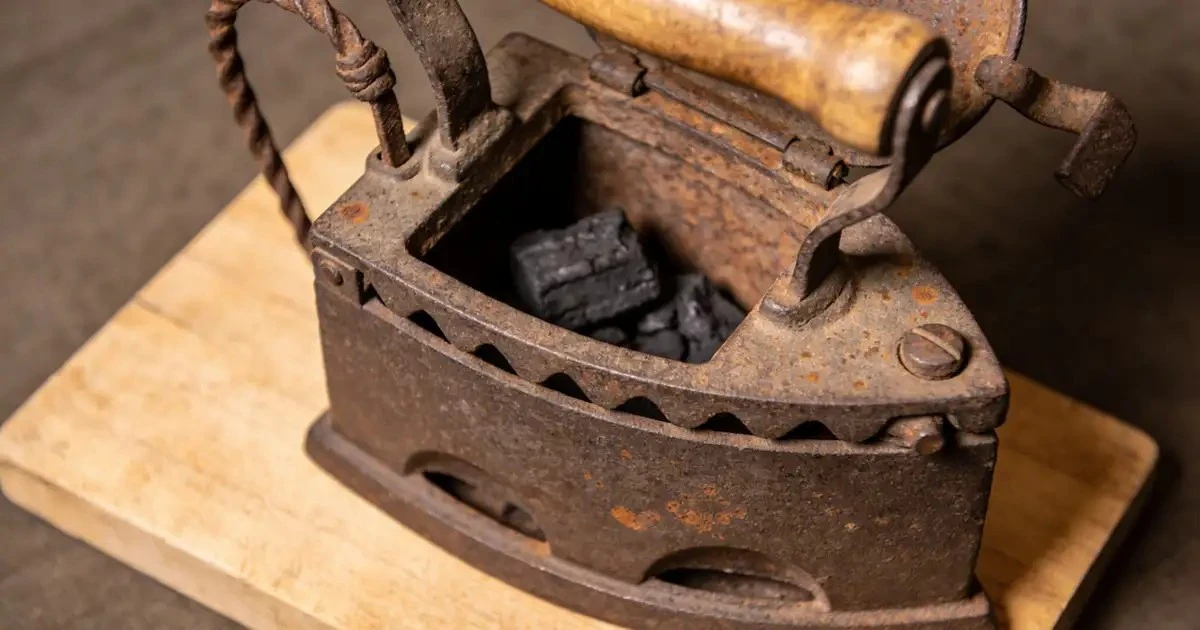 Del carbón al vapor: la evolución que revolucionó el cuidado de tu ropa