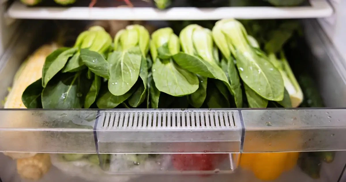 Manzana y tomate juntos: el error en el cajón de verduras que acelera el desperdicio