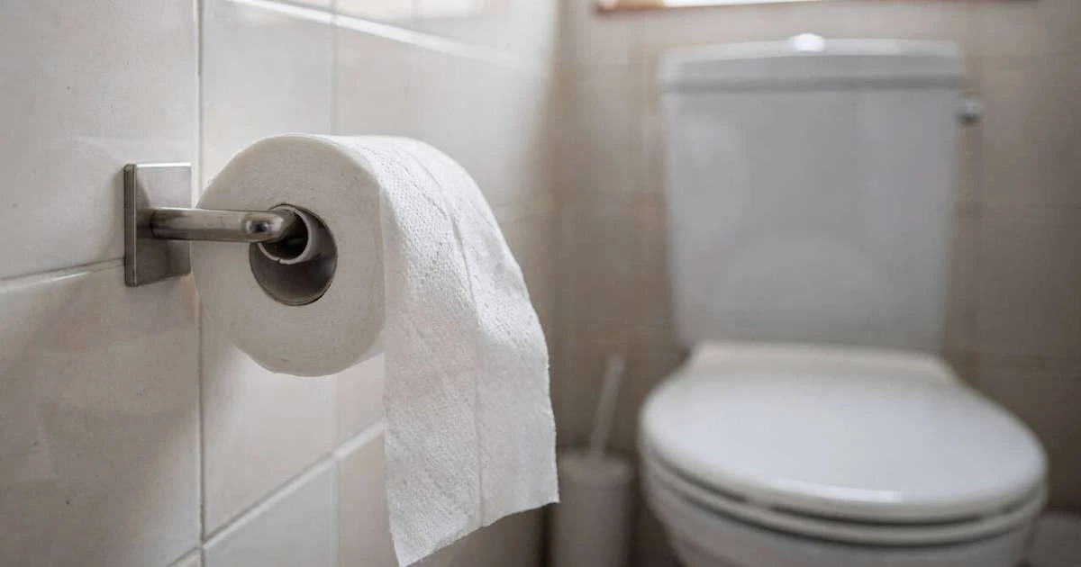 La dirección del papel higiénico importa: cómo colgarlo puede salvarte de gérmenes invisibles