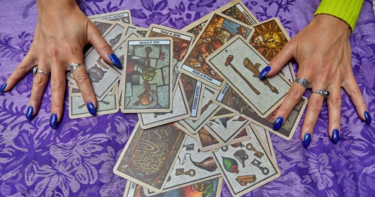 Tarot del día: La Brújula para tus 12 signos este 1 de Marzo de 2026