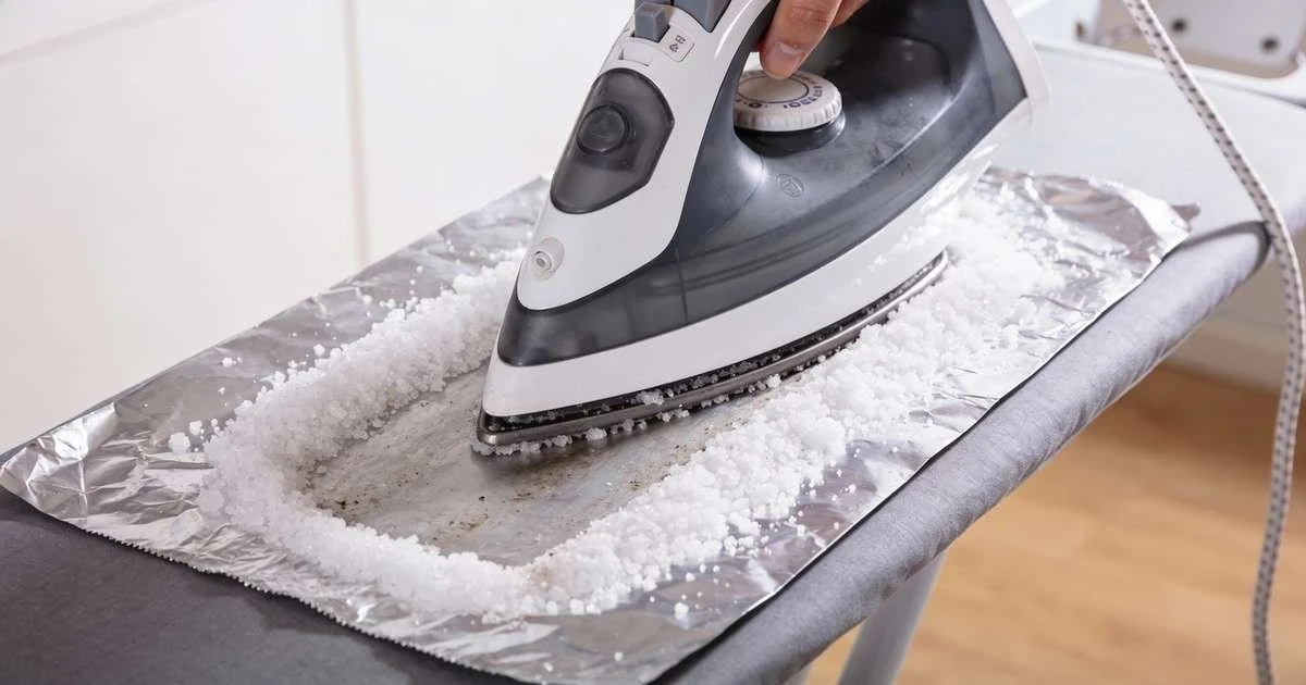 Aprende el truco de cocina para que tu plancha alise como nueva con sal y papel aluminio