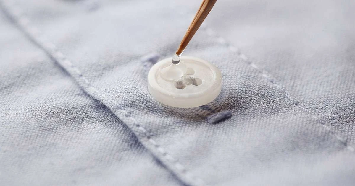 El secreto casero para que los botones de tus camisas nunca más se caigan (con un toque de esmalte)