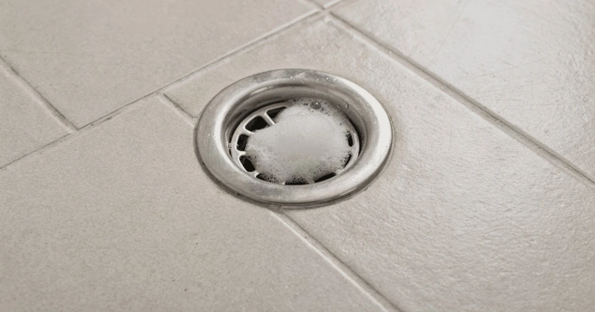 Ralo apestando? El truco de 15 minutos para un baño sin olores