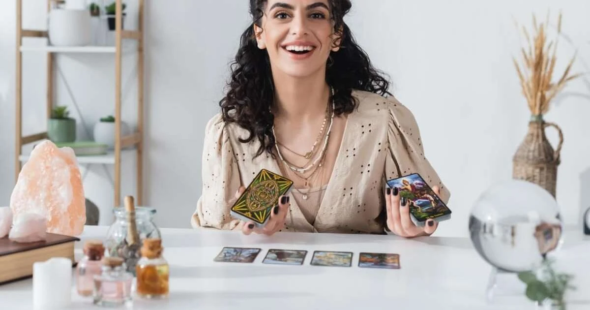 El poder del Artesano: cómo el 8 de Oros guiará tu febrero hacia el éxito