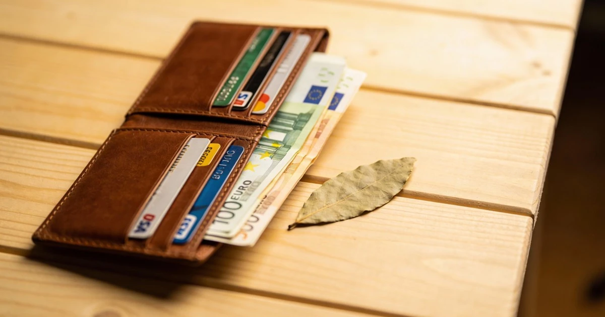 La hoja de laurel en tu cartera: el secreto ancestral para que tu cuenta bancaria te sonría