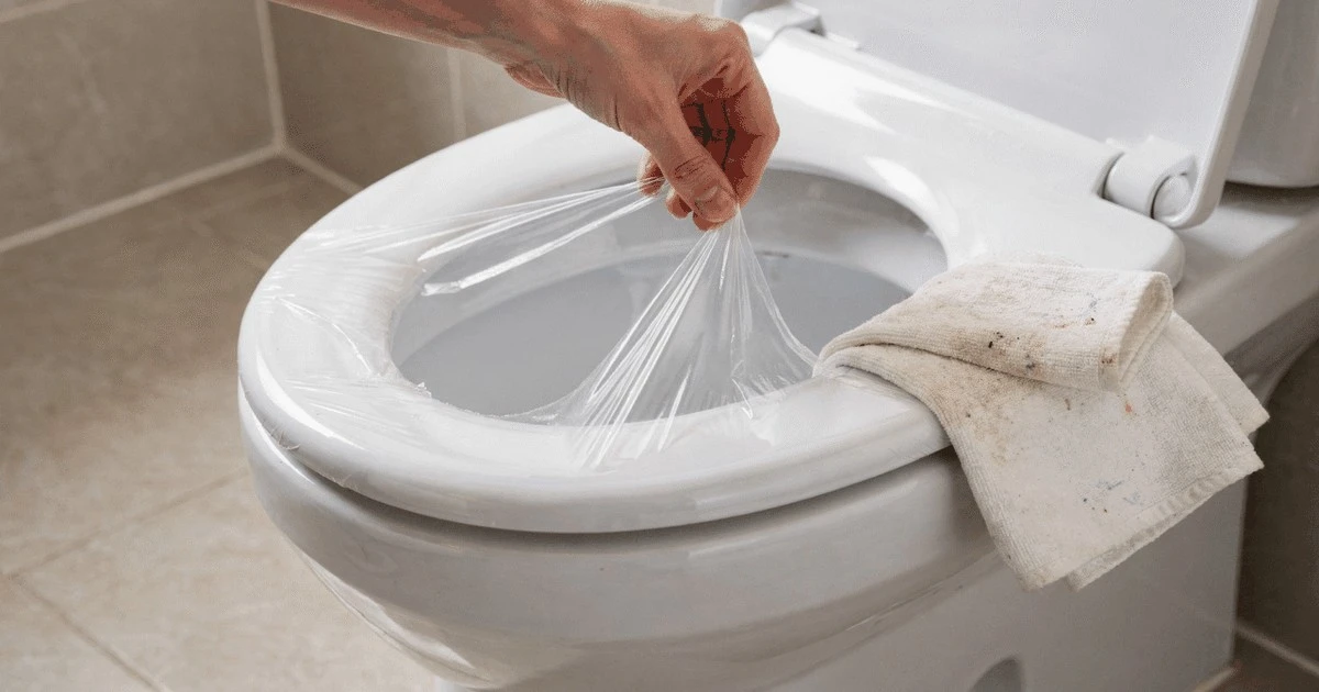 El truco del papel film en el inodoro: la limpieza profunda que te sorprenderá