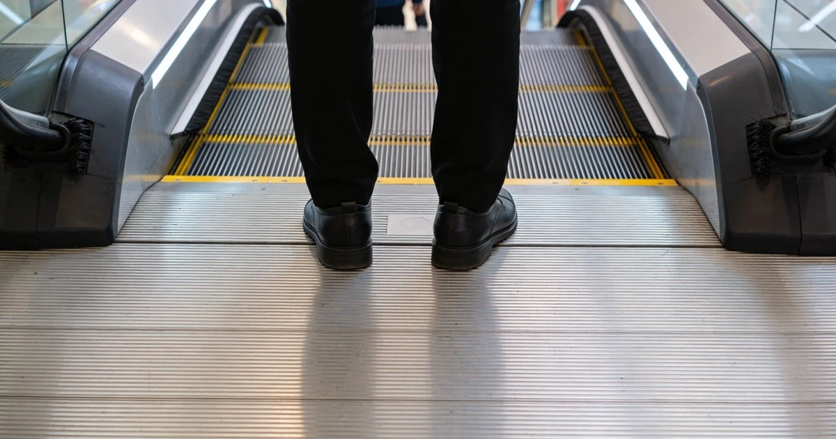 Por qué las escobillas laterales de las escaleras mecánicas salvan tus pies