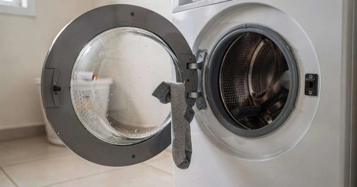 ¿A dónde van las medias perdidas en la lavadora? La ciencia detrás del misterio