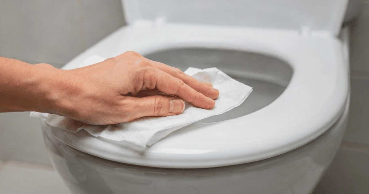 El papel higiénico: el arma secreta que arruina tu asiento de inodoro sin que te des cuenta