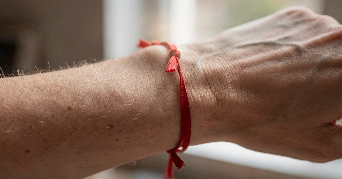 El hilo rojo en tu muñeca: escuda tus emociones de la envidia con este secreto ancestral