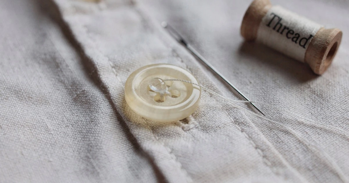 Botones que no se caen: el truco de esmalte que las abuelas usaban para fijarlos para siempre