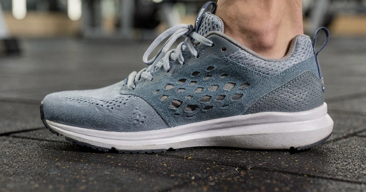Por qué los agujeros laterales de tus zapatillas son esenciales para entrenar