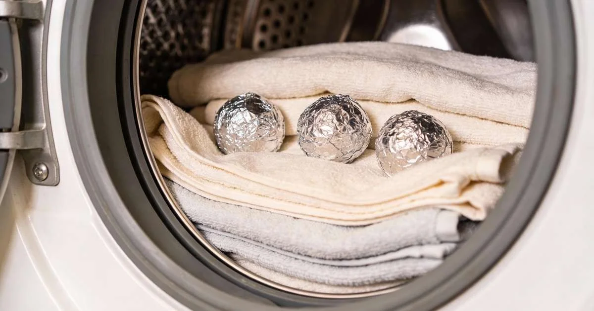 El truco del papel de aluminio que deja tu ropa tan suave como una nube