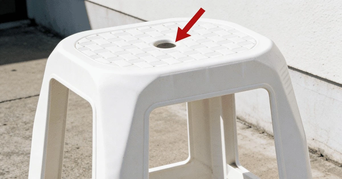 El misterioso agujero en las sillas de plástico: 3 razones prácticas que no imaginas