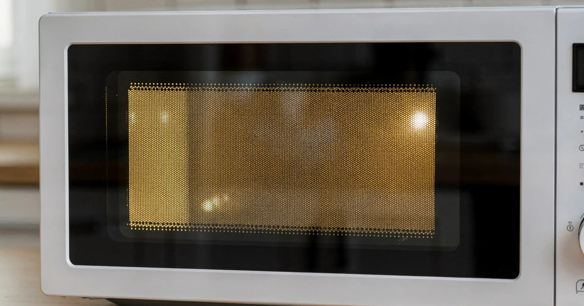 Por qué los microondas tienen esos agujeritos negros en la puerta de vidrio