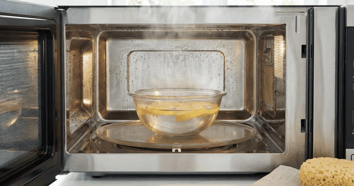 Limpia tu microondas impecablemente con solo vapor de limón