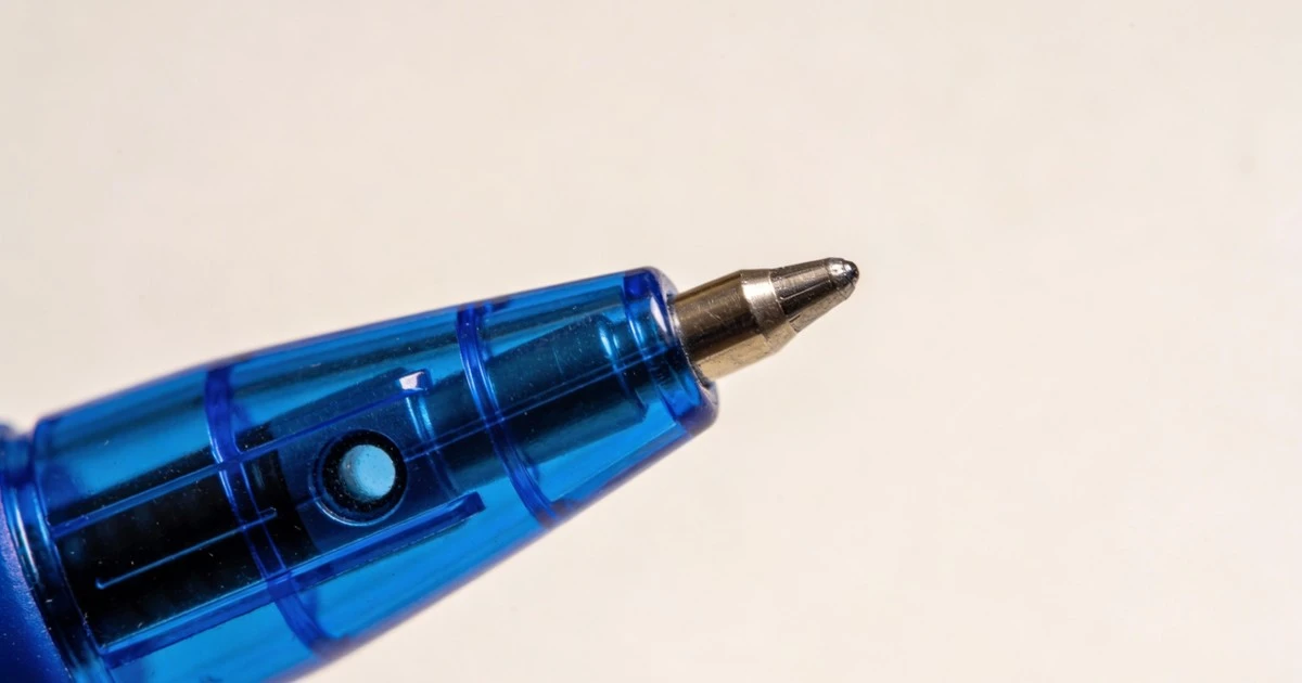 El pequeño agujero en la tapa de tu bolígrafo: un detalle vital que podría salvarte la vida