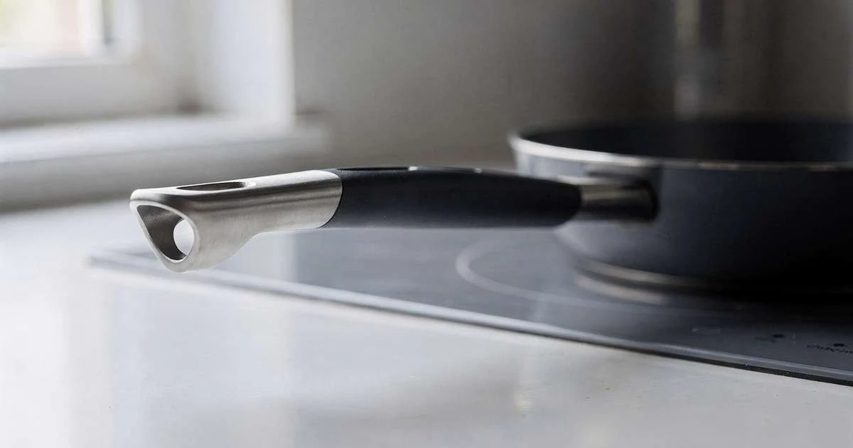 El secreto oculto del agujero en el mango de tu sartén: mucho más que un simple detalle
