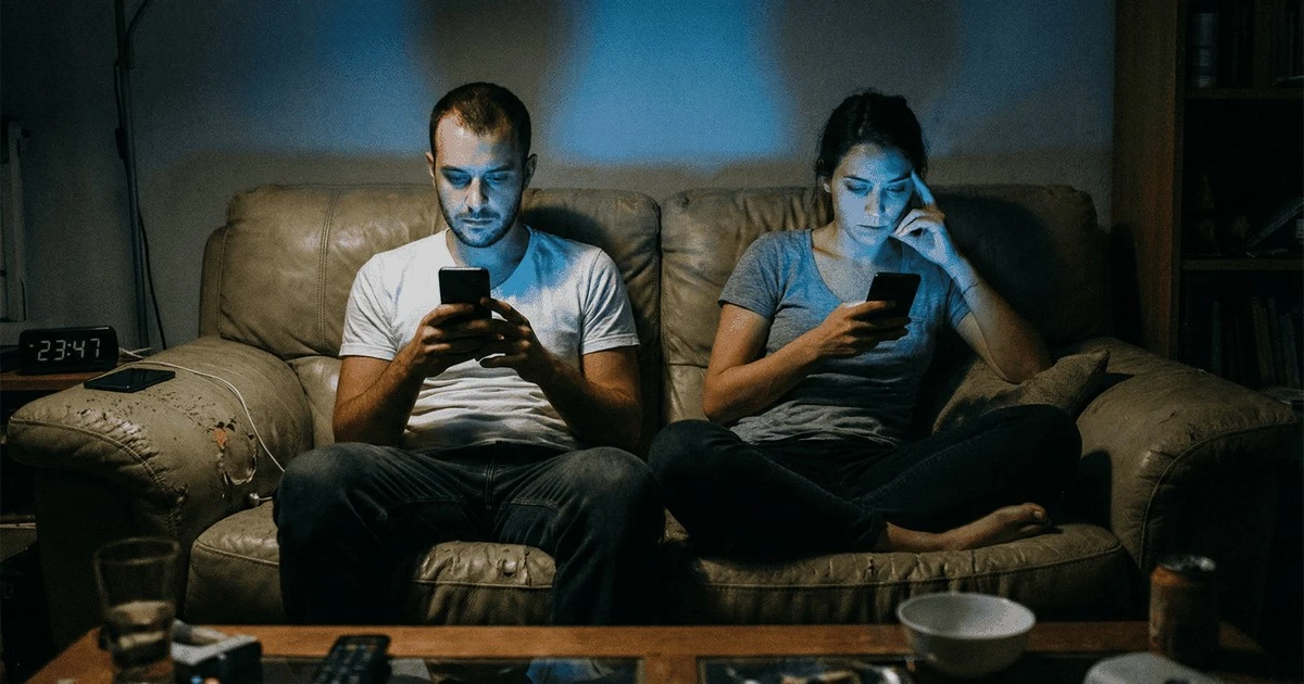 El silencio de tu pareja: ¿Qué esconde cuando ambos miran el móvil en la misma habitación?