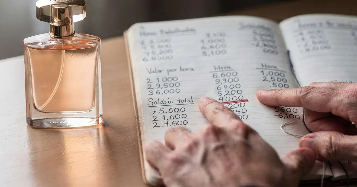 ¿Cuántas horas de trabajo necesitas para comprar un perfume importado en {country} en 2026?