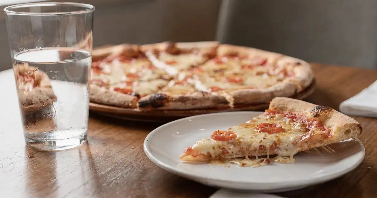 ¿Pesa más una pizza o una hamburguesa? La verdad sobre las calorías que te sorprenderá