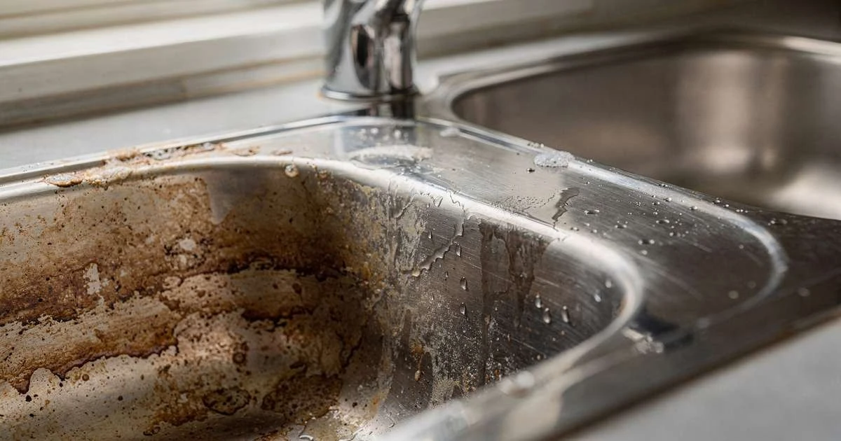 El truco del bicarbonato para dejar tu fregadero como nuevo sin gastar en productos caros