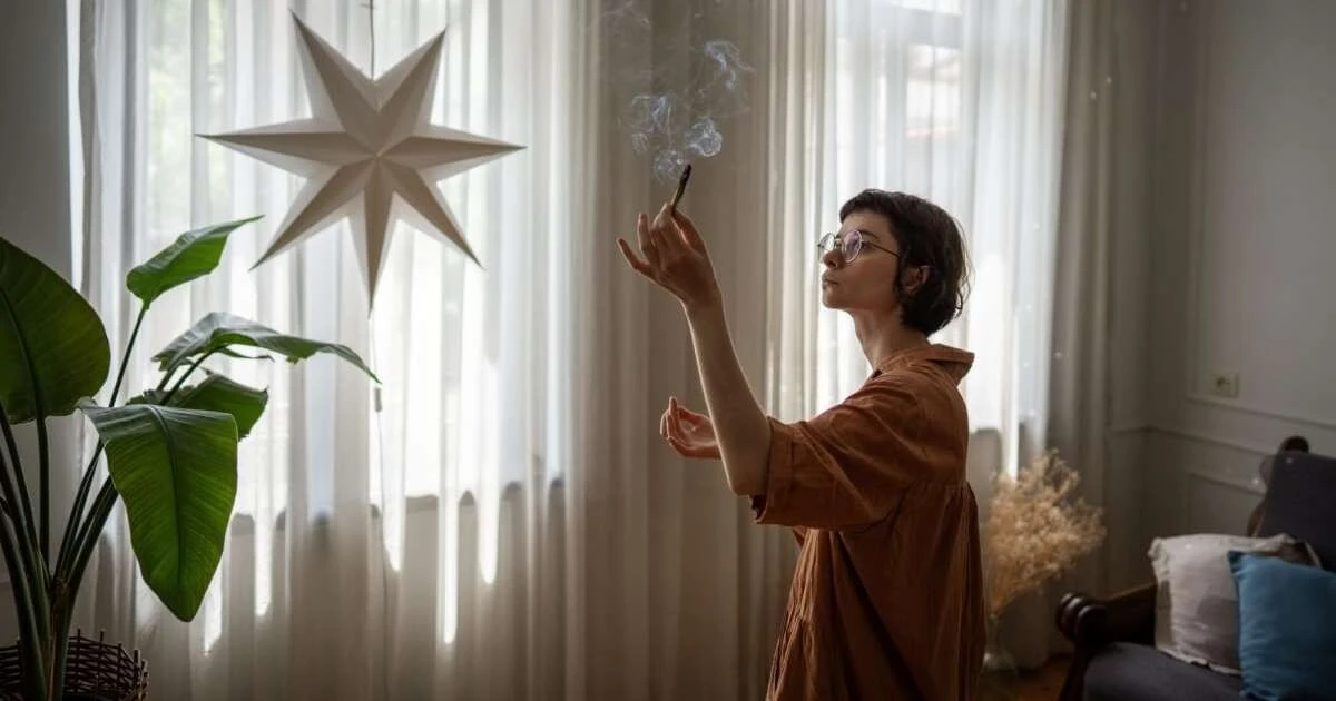 El ritual secreto para limpiar la energía de tu hogar y sentir paz instantánea